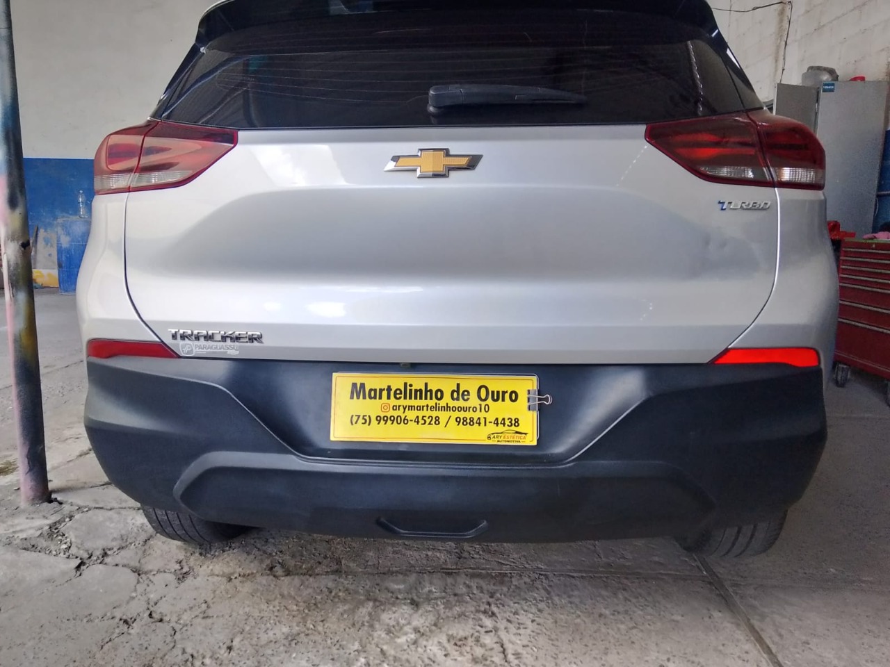 Traseira de veículo branco em atendimento